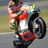MotoGP na torze Motegi 2012 fotogaleria - rossi na gumie